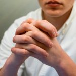 Паркинсоновата болест не секогаш започнува со треперење: Еден знак може да се појави години порано